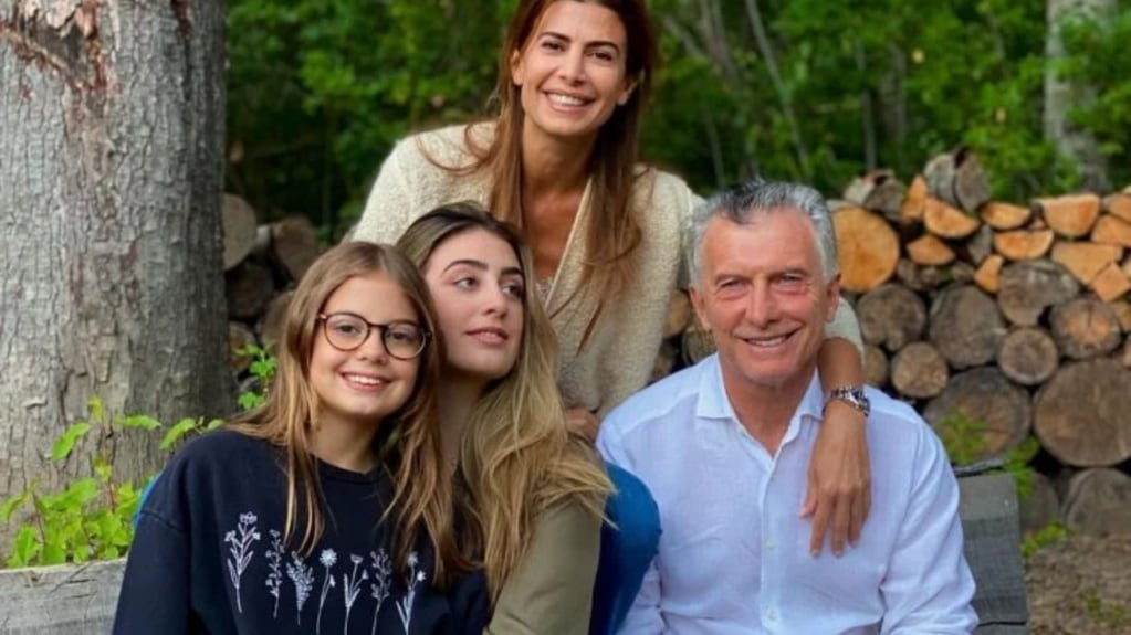 Juliana Awada y Mauricio Macri junto a sus hijas.