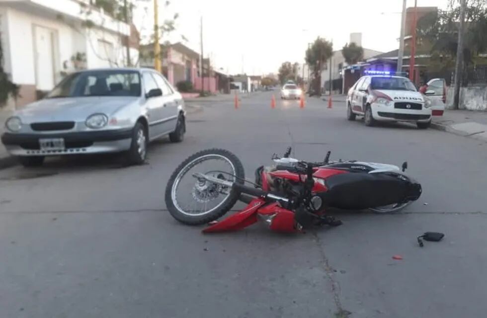 Alta Gracia: un motociclista herido tras impactar contra un vehículo estacionado