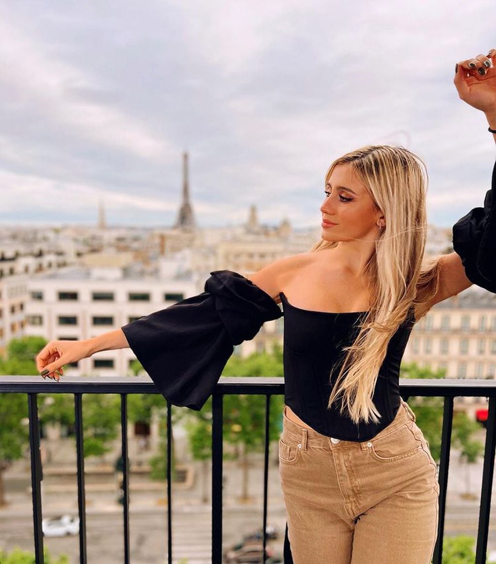 Morena Beltrán desde París para su cuenta de Instagram con millones de seguidores.