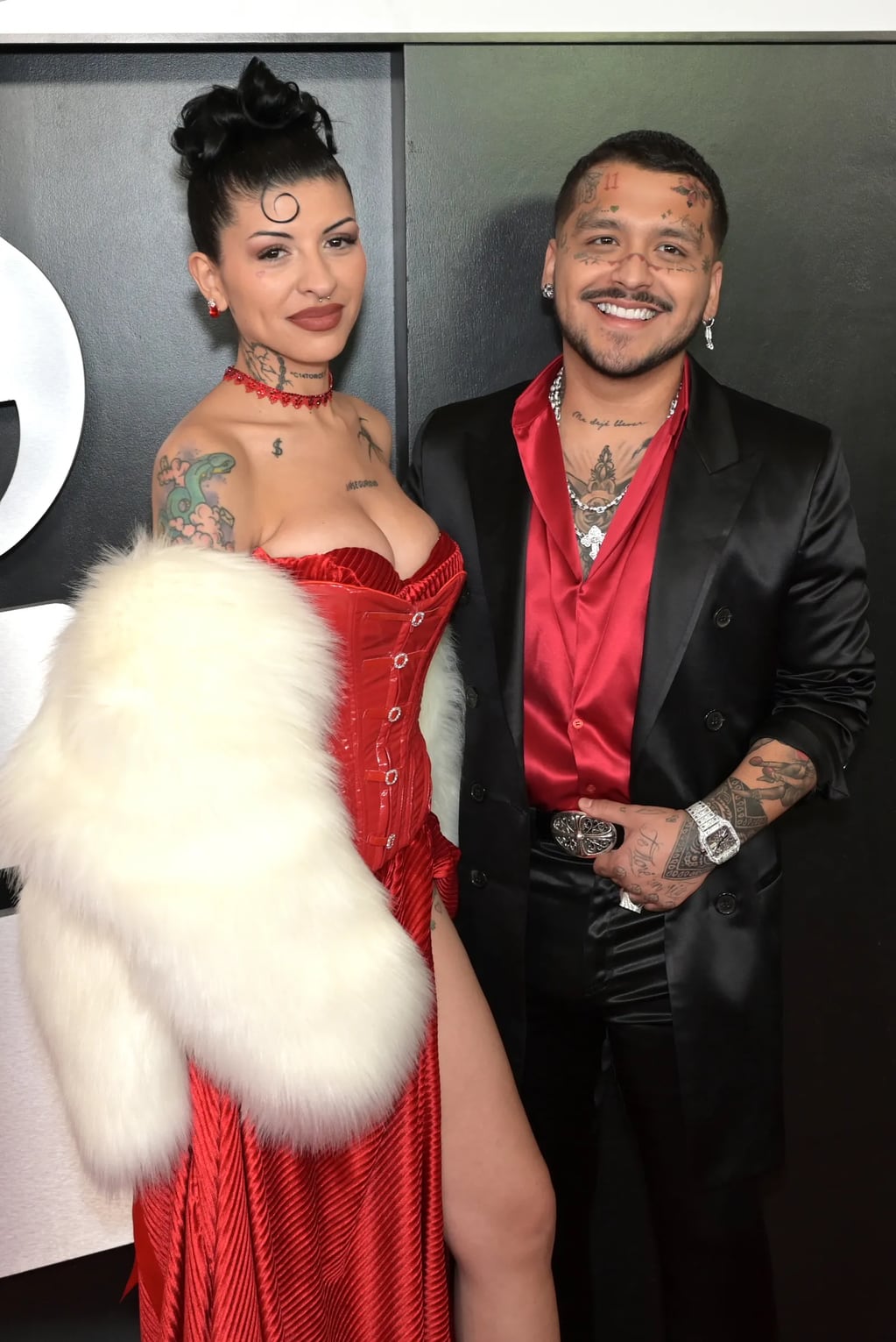 Cazzu y Christian Nodal encendieron la alfombra roja de la gala Persona Del Año con looks combinados
