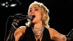 Miley la rompió al cantar dos canciones de Queen