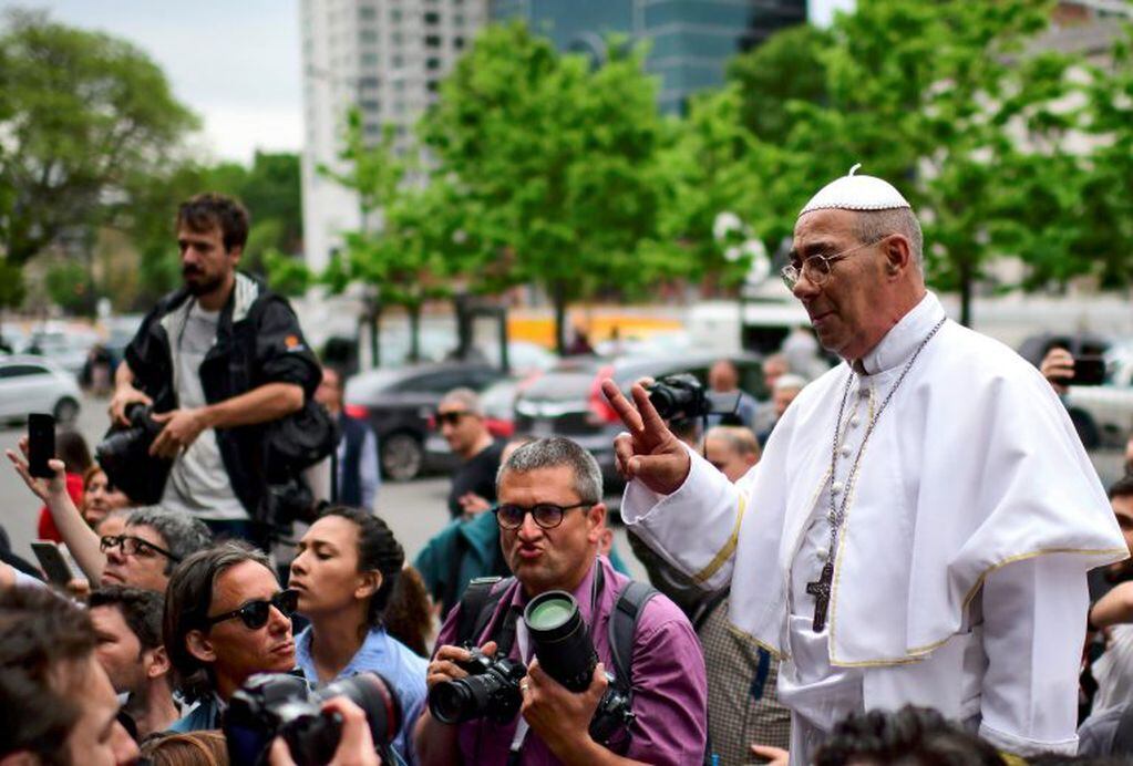 Un hombre vestido del Papa Francisco se hizo presente donde votó el candidato Alberto Fernández (Foto: Ronaldo SCHEMIDT / AFP)