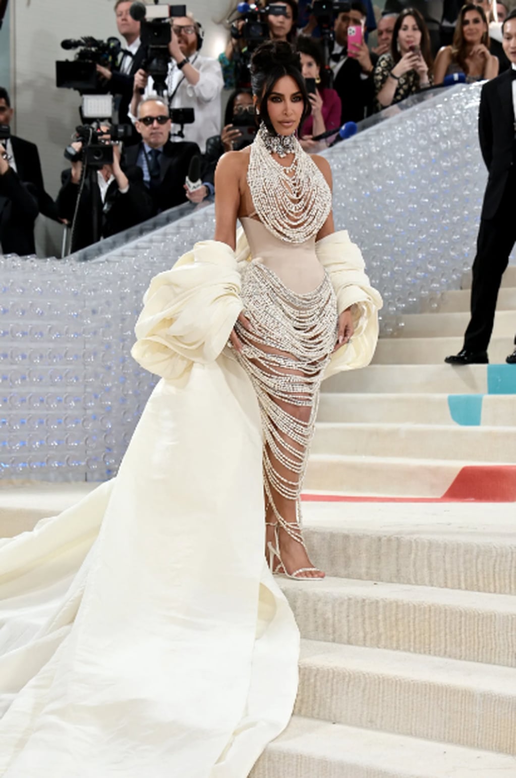 La empresaria impuso tendencia en la escalera de la Met Gala con un imponente vestido de perlas.