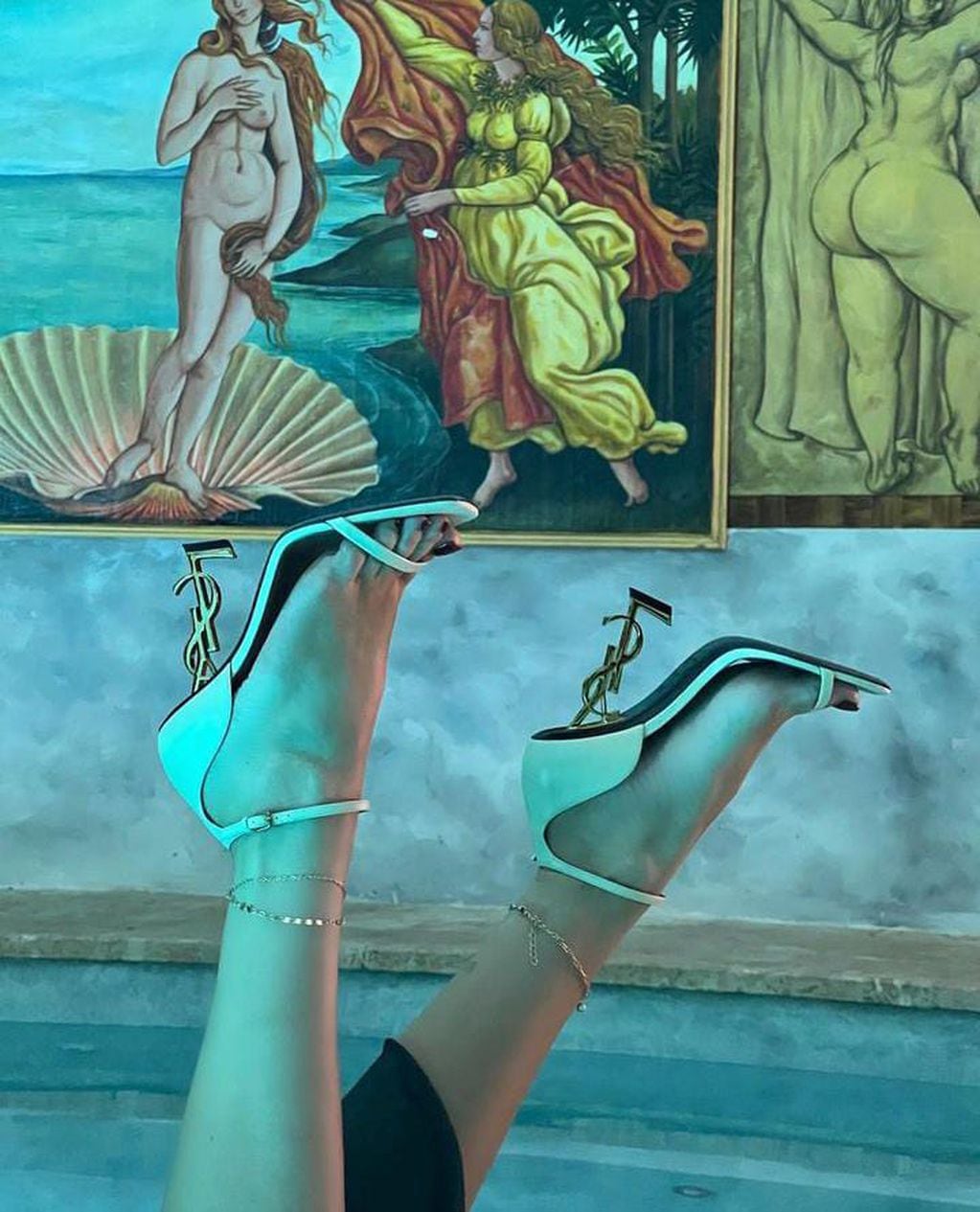 Los zapatos de Saint Laurent que calzó Bella Thorne.
