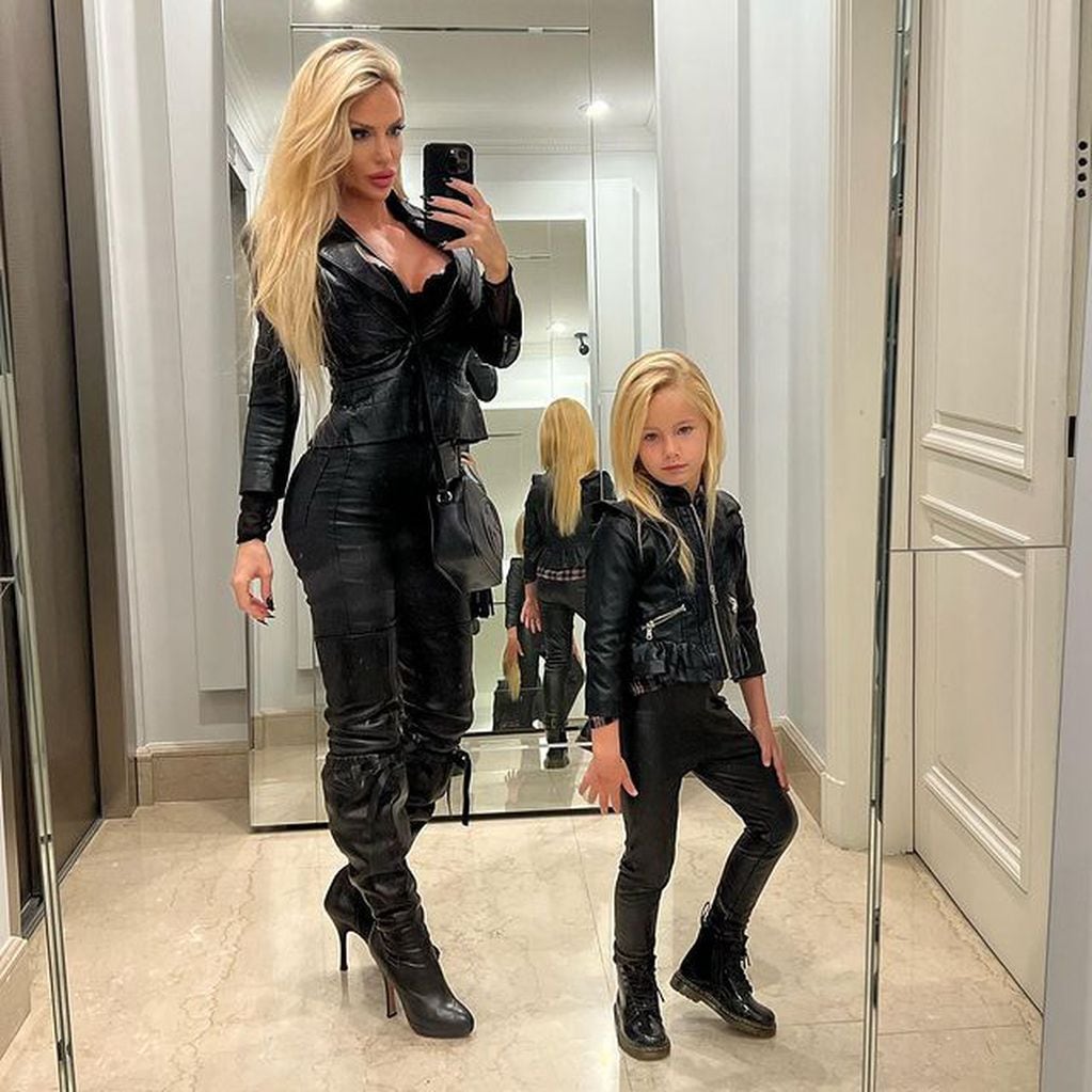 La modelos sorprendió con el look que eligió usar junto a su hija, Matilda / Foto: Instagram
