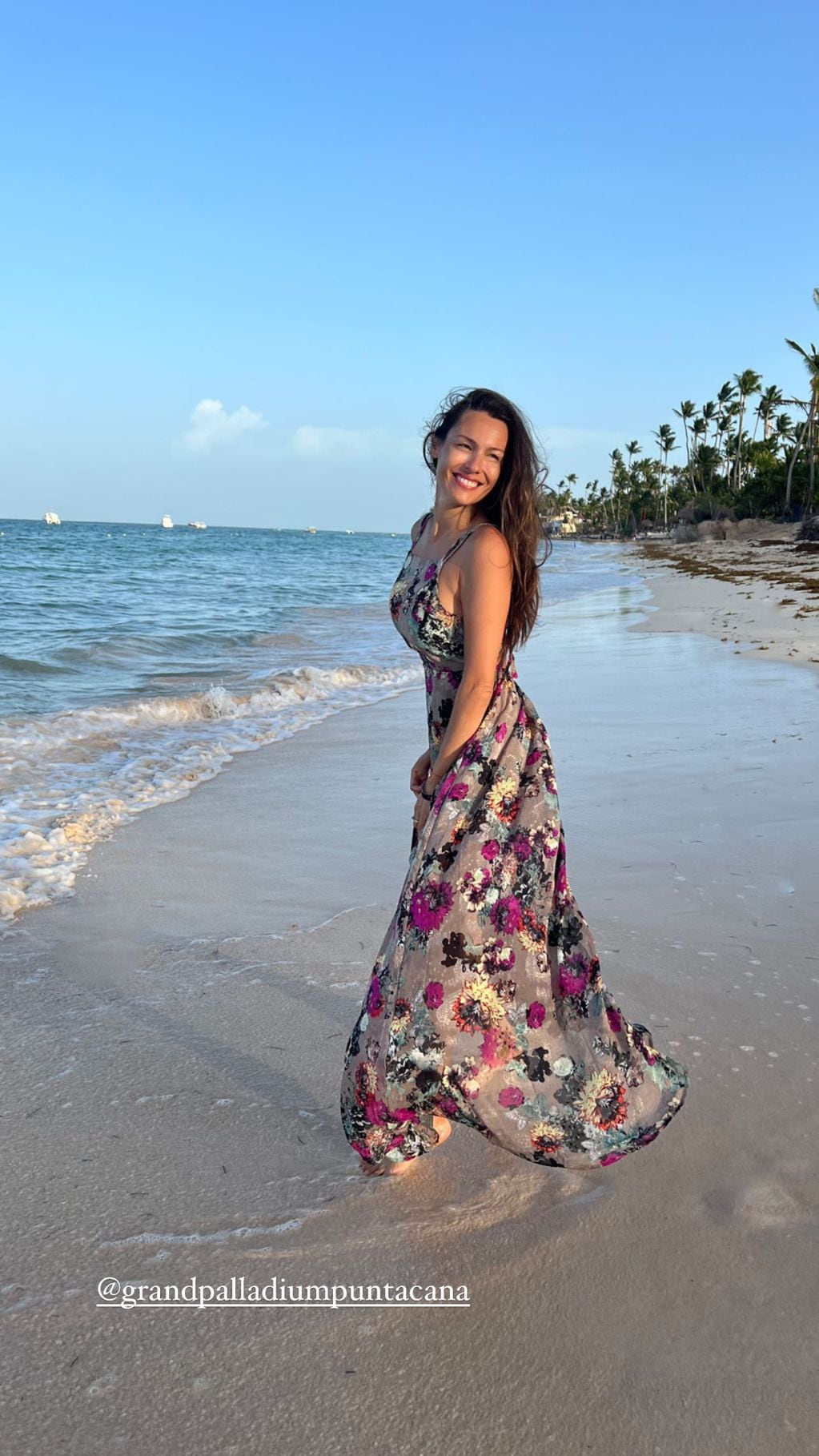 Pampita cautivó con su maxi vestido estampado desde Punta Cana.