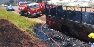 Capioví: se incendió un colectivo en plena ruta