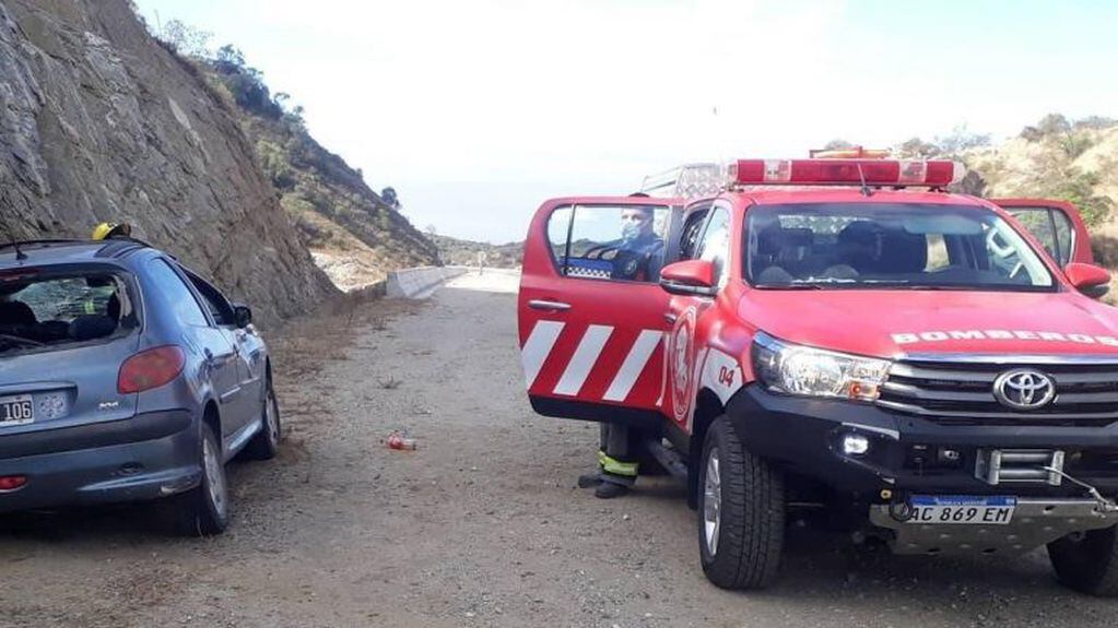 Una mujer volcó en su automóvil en el camino de las Altas Cumbres