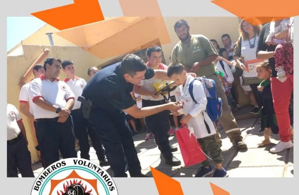 Patricio, el pequeño héroe de Santa Rosa en momentos de ser reconocido en la Escuela por maestras y miembros del Cuartel de Bomberos Voluntarios de la ciudad.