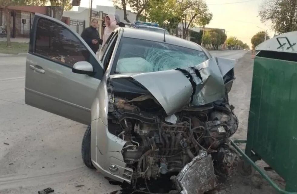 El Ford Fiesta Max quedó destrozado cerca del cruce de la Ruta Nacional 11 y calle España.