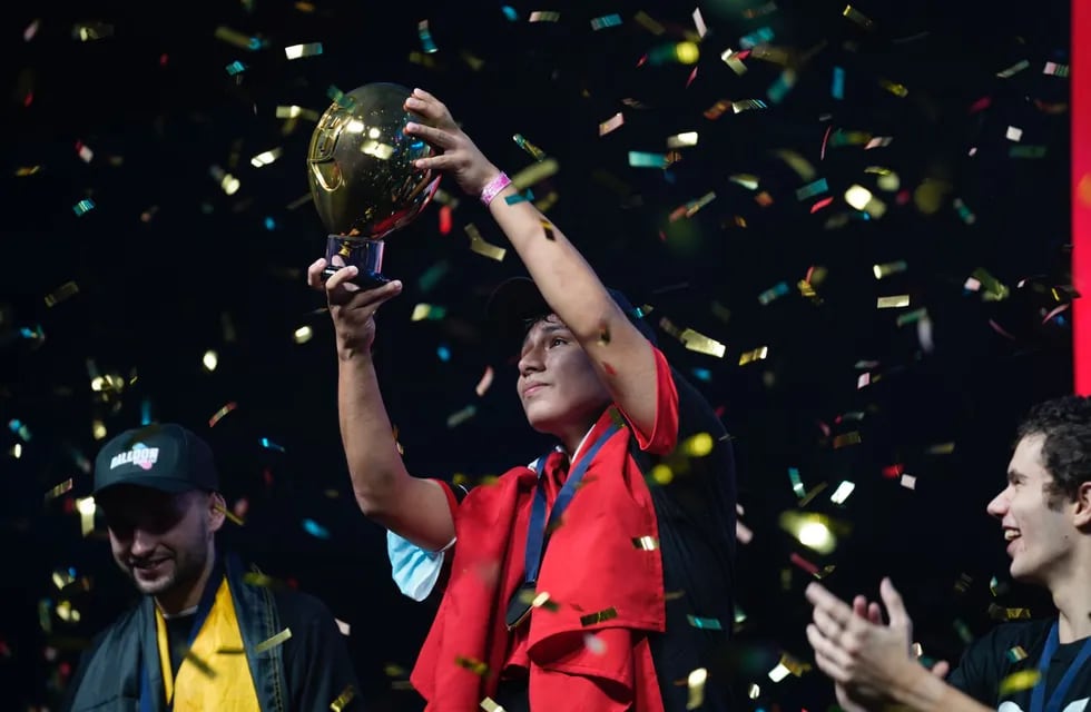 Pedro Castillo Terrones felicitó a Francesco De La Cruz, peruano campeón del Mundial de Globos.