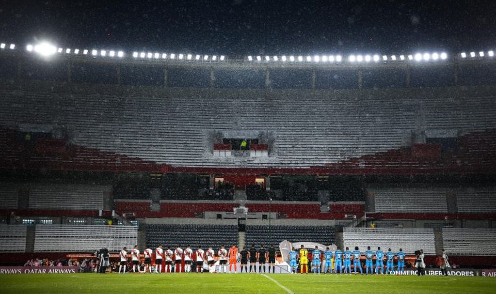 Los jugadores de River Plate y Deportivo Binacional en marzo de 2020, en los actos protocolarios de un partido del Grupo D de la Copa Libertadores, en el estadio Monumental (EFE/Juan Ignacio Roncoroni)