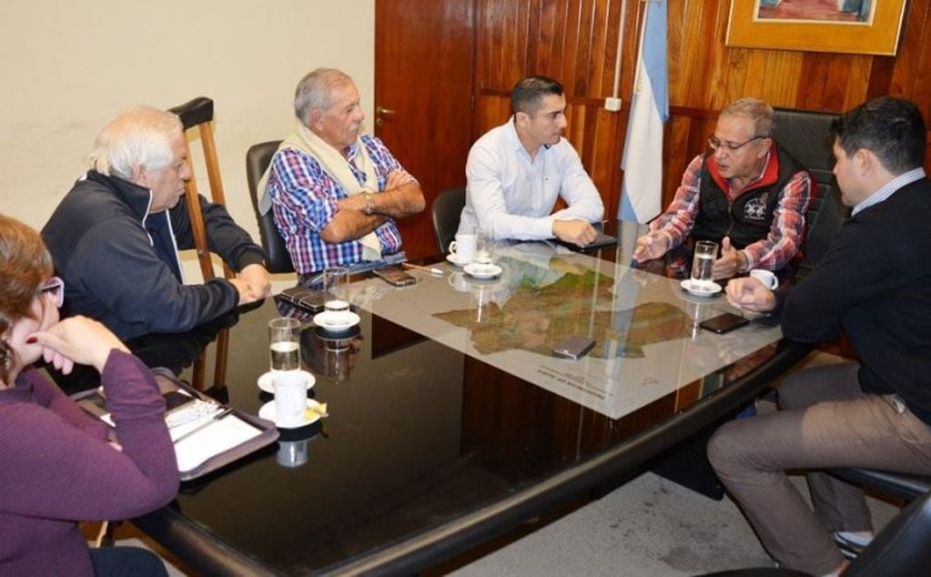 El ministro Abud Robles (derecha), en diálogo con los representantes de la Cámara Jujeña de Transporte Automotor de Cargas.