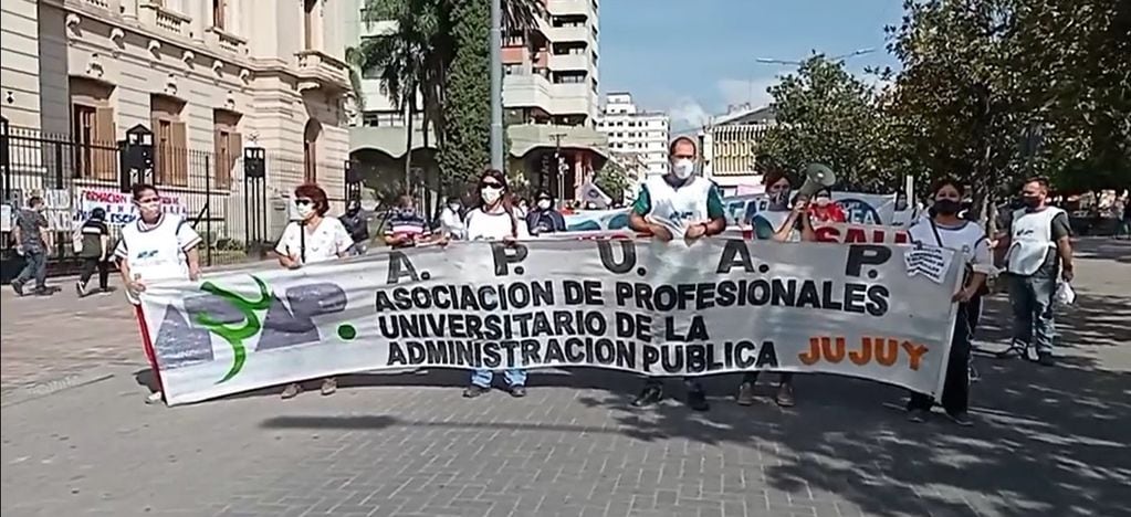 El secretario general de la Apuap, Nicolás Fernández, encabezó la marcha, de la que también tomó parte el veterano dirigente Víctor Aramayo.