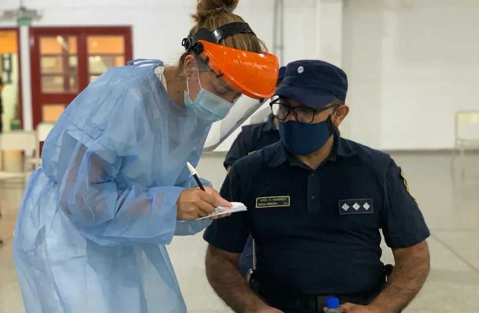 Todo el personal de la Policía de Córdoba fue vacunada con la primera dosis de Sinopharm.