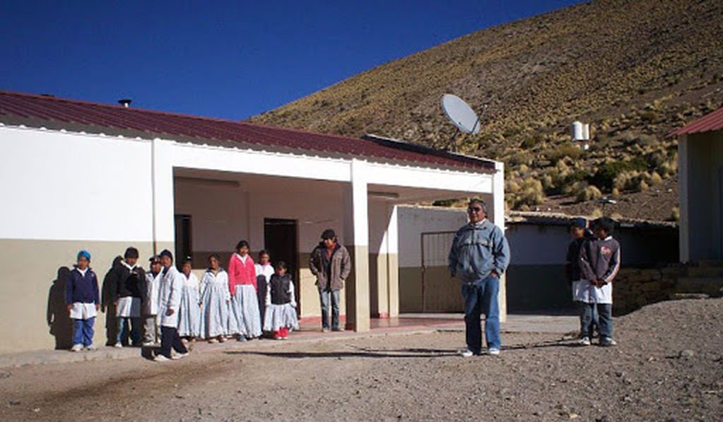 Alumnos asisten a una escuela en los cerros de Salta.