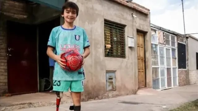 Lisandro (10) arquero con pierna ortopédica que se destaca en Unión de San Juan