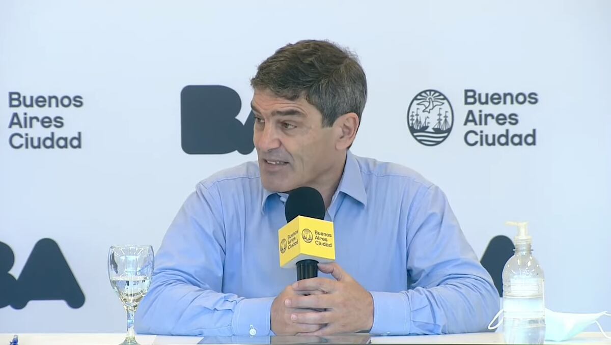 Fernán Quirós señaló que ahora el barbijo es una "recomendación". 