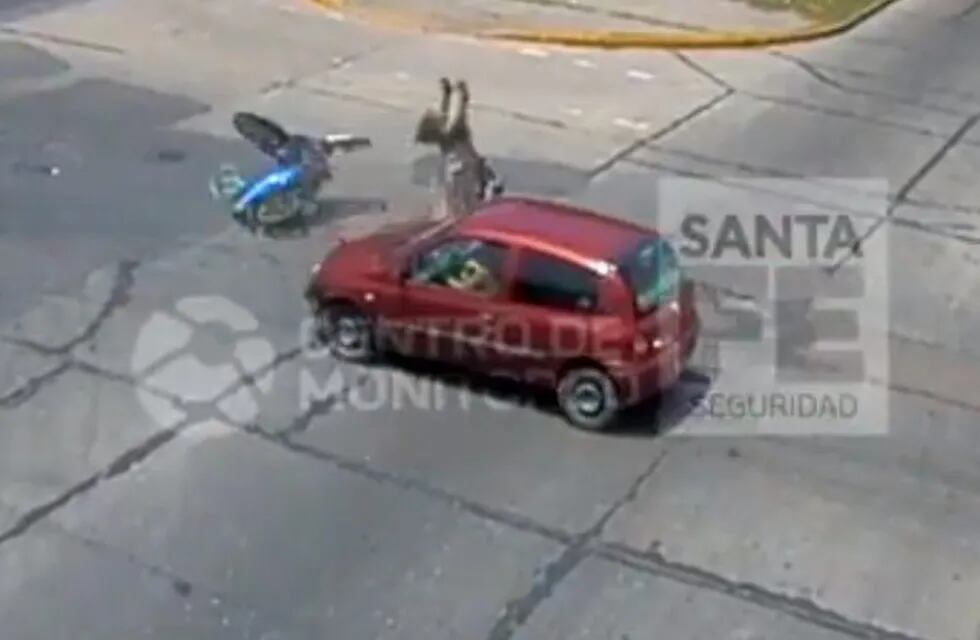 Moto embestida por un Clio en Segui y Corrientes