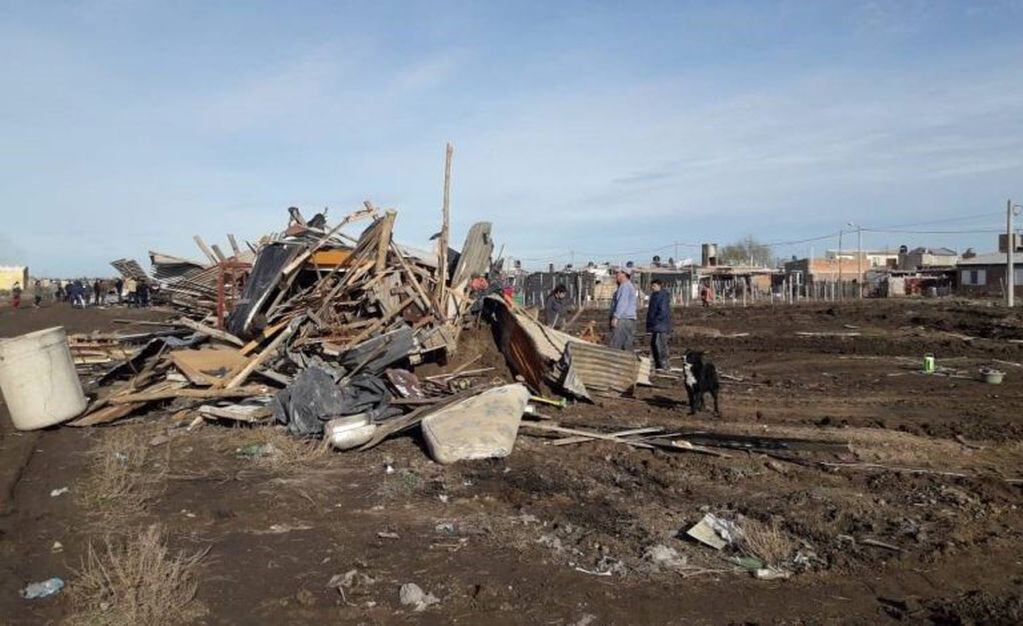 Asentamientos de chapa destruidos tras el avance de la Policía (Foto: VDM Noticias).