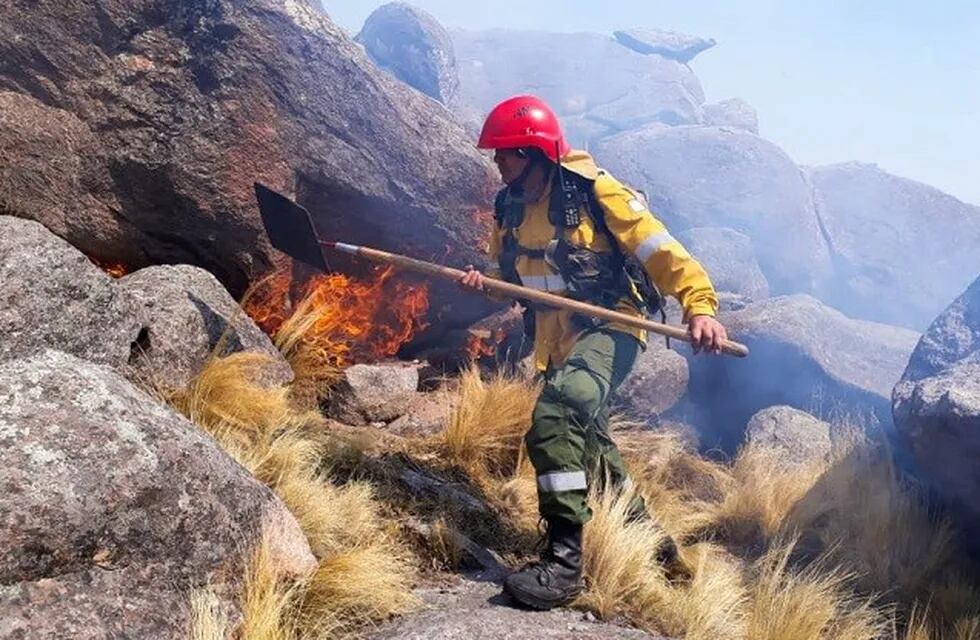 Bomberos voluntarios de Tafí del Valle intensifican los trabajos para disminuir el incendio.