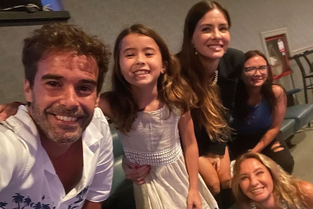 Nicolás Cabré y China Suárez, en familia y junto a su hija Rufina. (Instagram @nicolascabre80).