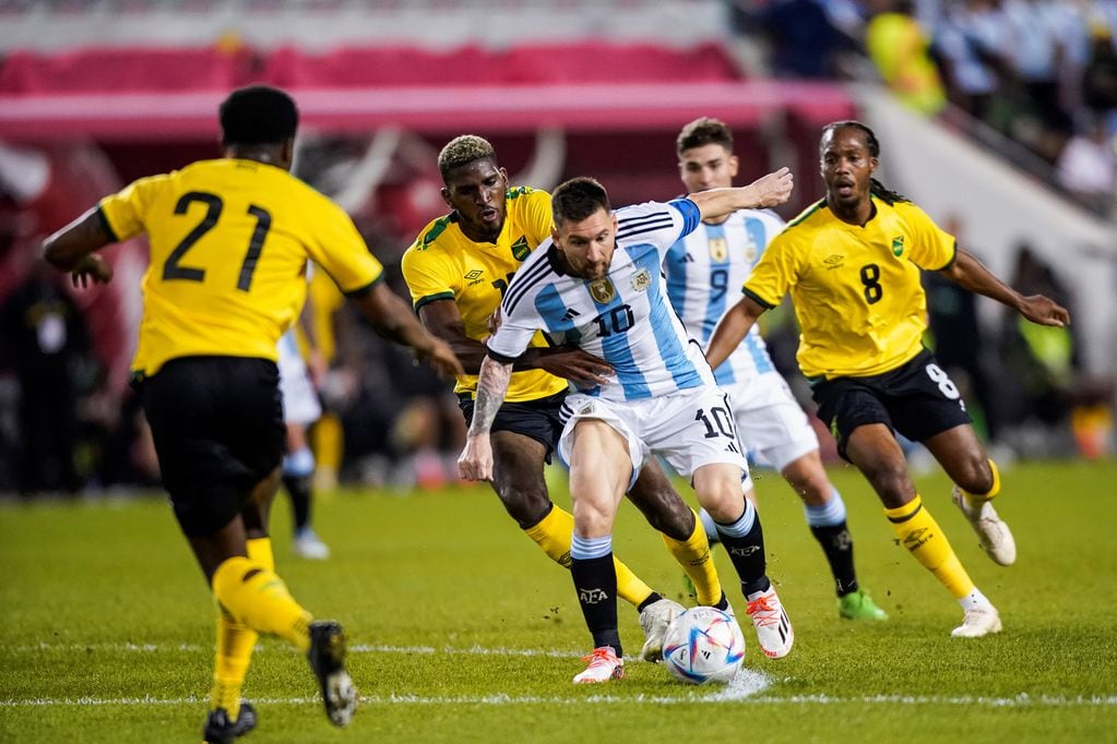 Lionel Messi ante los marcadores jamaiquinos en el amistoso disputado en Nueva Jersey. (AP)