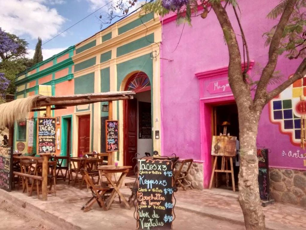 Las fachadas coloniales y coloridas rodean la plaza de San Marcos Sierras. (Foto: Agencia Córdoba Turismo)