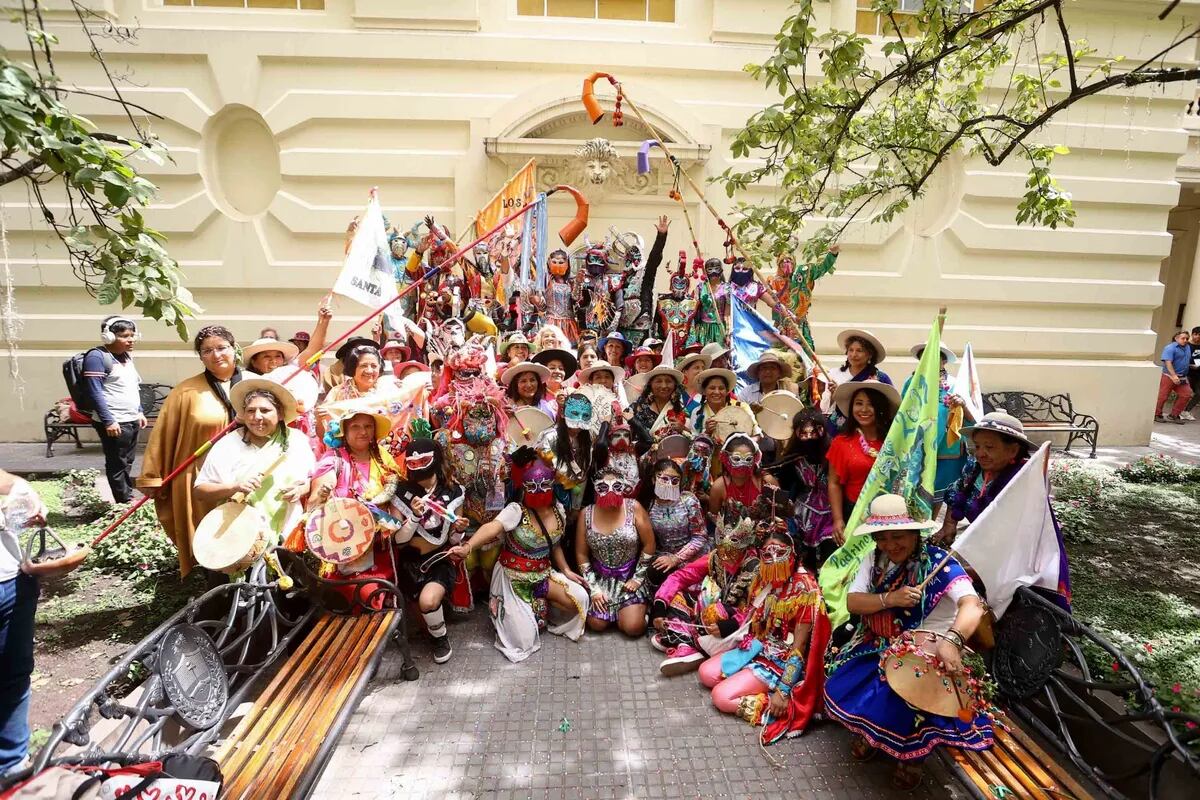 La cuadrilla de copleras de la Municipalidad de San Salvador de Jujuy, integrada por comadres de diferentes barrios, visitó este jueves la Casa de Gobierno.