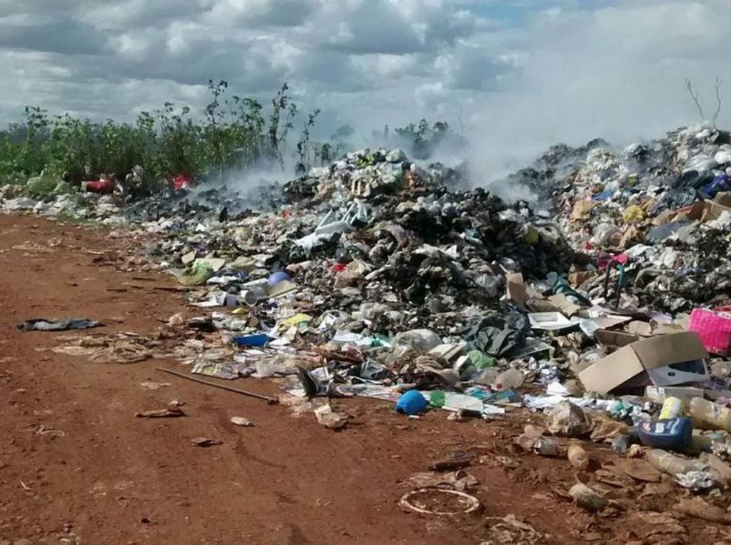 En el basurero municipal de Corrientes encontraron un ataúd con restos humanos en su interior.