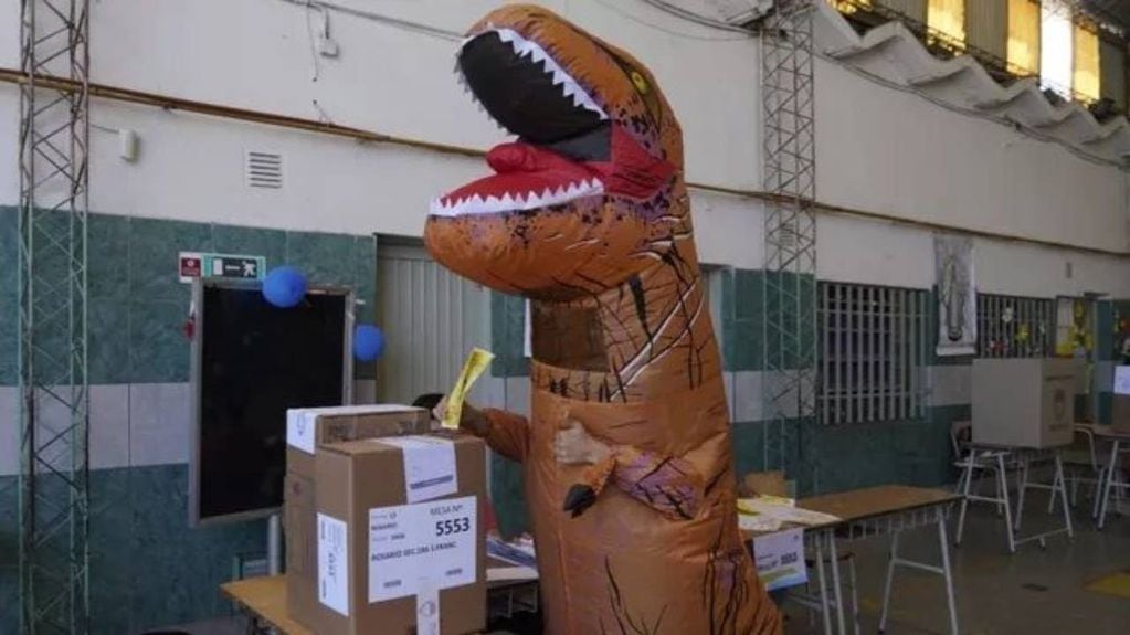 Un rosarino fue a votar vestido de dinosaurio