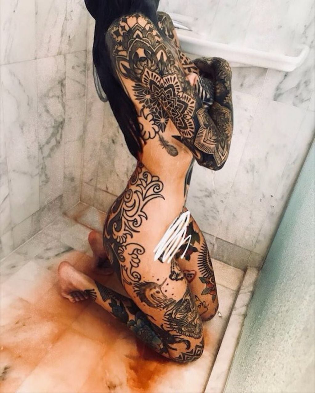 Candelaria Tinelli publicó dos extrañas fotos desde la ducha (Instagram/ candelariatinelli)