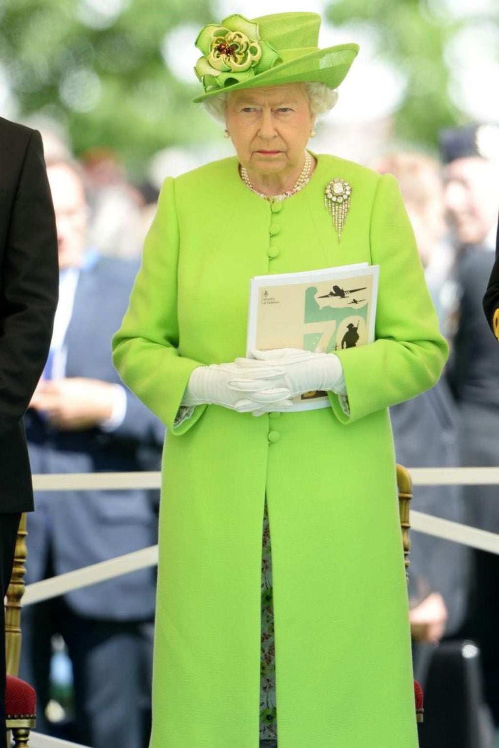 La reina Isabel demostró que el verde blandiblú también puede ser adoptado por la realeza.