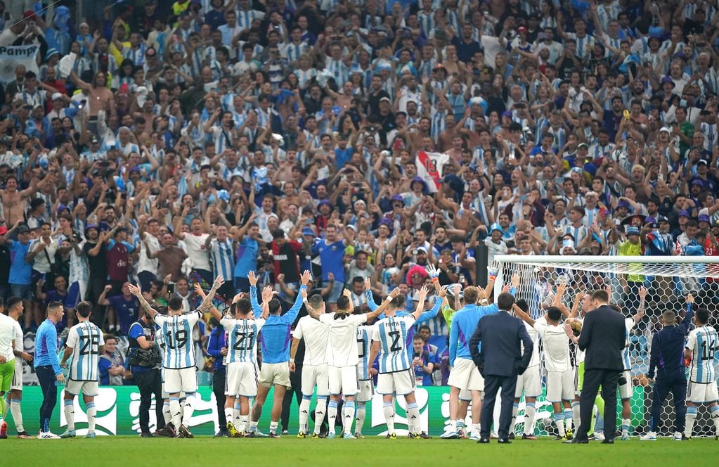 La comunión entre la hinchada y la selección que imponen su ley en Qatar (AP)