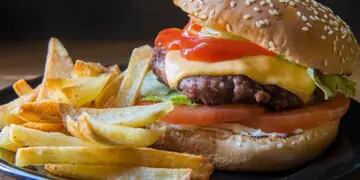 El debate en redes por las hamburguesas con papas fritas