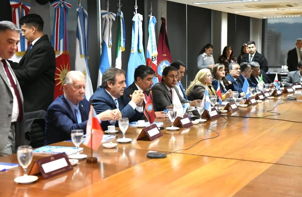 Los vicegobernadores del NOA y el NEA encabezaron la sesión plenaria del Parlamento del Norte Grande, en Tucumán.