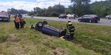 Impresionante vuelco en la autopista Córdoba-Carlos Paz.