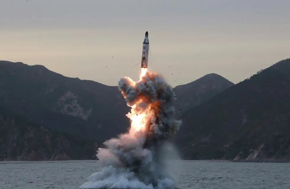 KCNA01. Pyongyang (Korea, Democratic People's Republic Of).- (FILE) - An undated photo released on 24 April 2016 by North Korean Central News Agency (KCNA) shows an 'underwater test-fire of strategic submarine ballistic missile' conducted at an undisclosed location in North Korea (reissued 16 April 2017). According to media reports on 16 April 2017 quoting the South Korean military, North Korea conducted a failed missile launch from its east coast, the South Korean military reported. North Koreans celebrated the 'Day of the Sun' festival commemorating the 105th birthday anniversary of former supreme leader Kim Il-sung on 15 April as tensions over nuclear issues rise in the region. (Incendio, Corea del Sur) EFE/EPA/KCNA EDITORIAL USE ONLY corea del norte  lanzamiento de misiles fallidos desde su costa fuego de prueba submarino de misiles balisticos submarinos estrategicos ejercicios militares entrenamientos