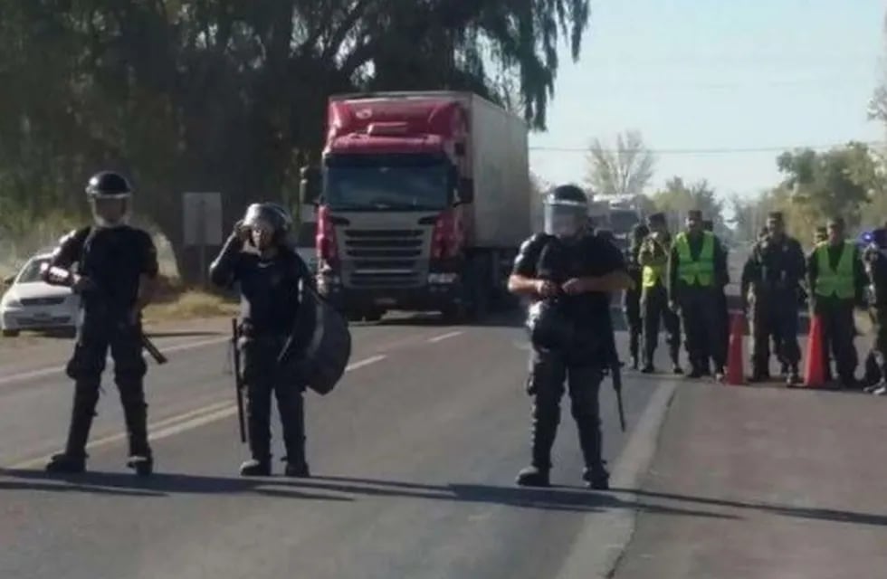 Gendarmería Nacional intenta restablecer el orden sobre la ruta 40, San Carlos de Mendoza. Manifestantes contra el fracking en Malargüe, cortaron la ruta y no dejaron pasar los camiones..