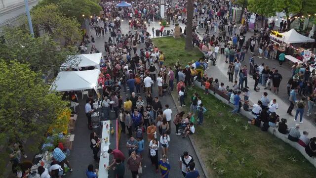 Una multitud se concentró en los primeros metros de Bv. Santa Fe para disfrutar de la Fiesta de las Culturas