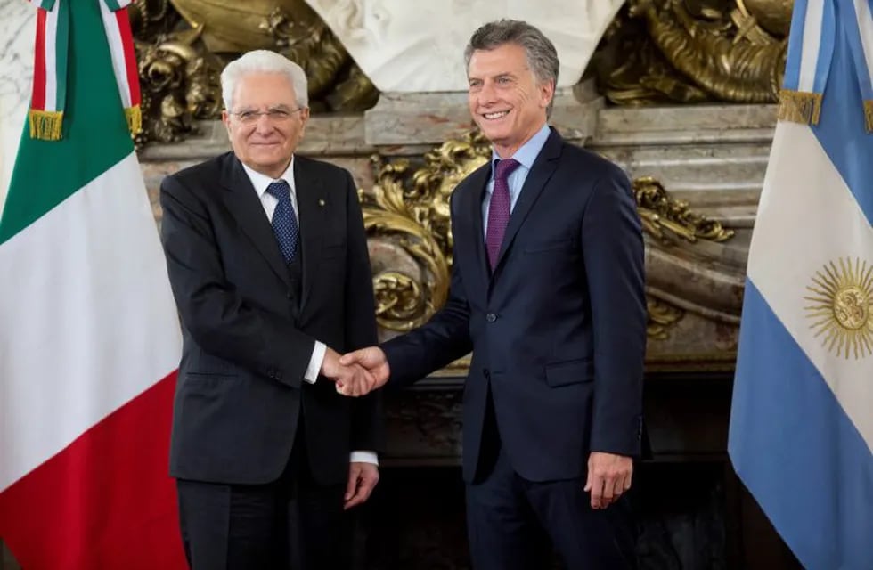 Italy's president Sergio Mattarella, left, shakes hands with Argentina's President Mauricio Macri as they pose for a picture at the government house in Buenos Aires, Argentina, Monday, May 8, 2017. (AP Photo)