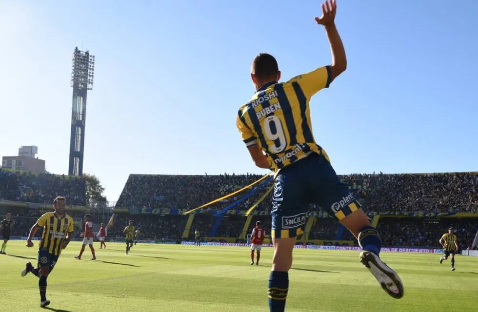 Marco Ruben festeja su gol ante Independiente
