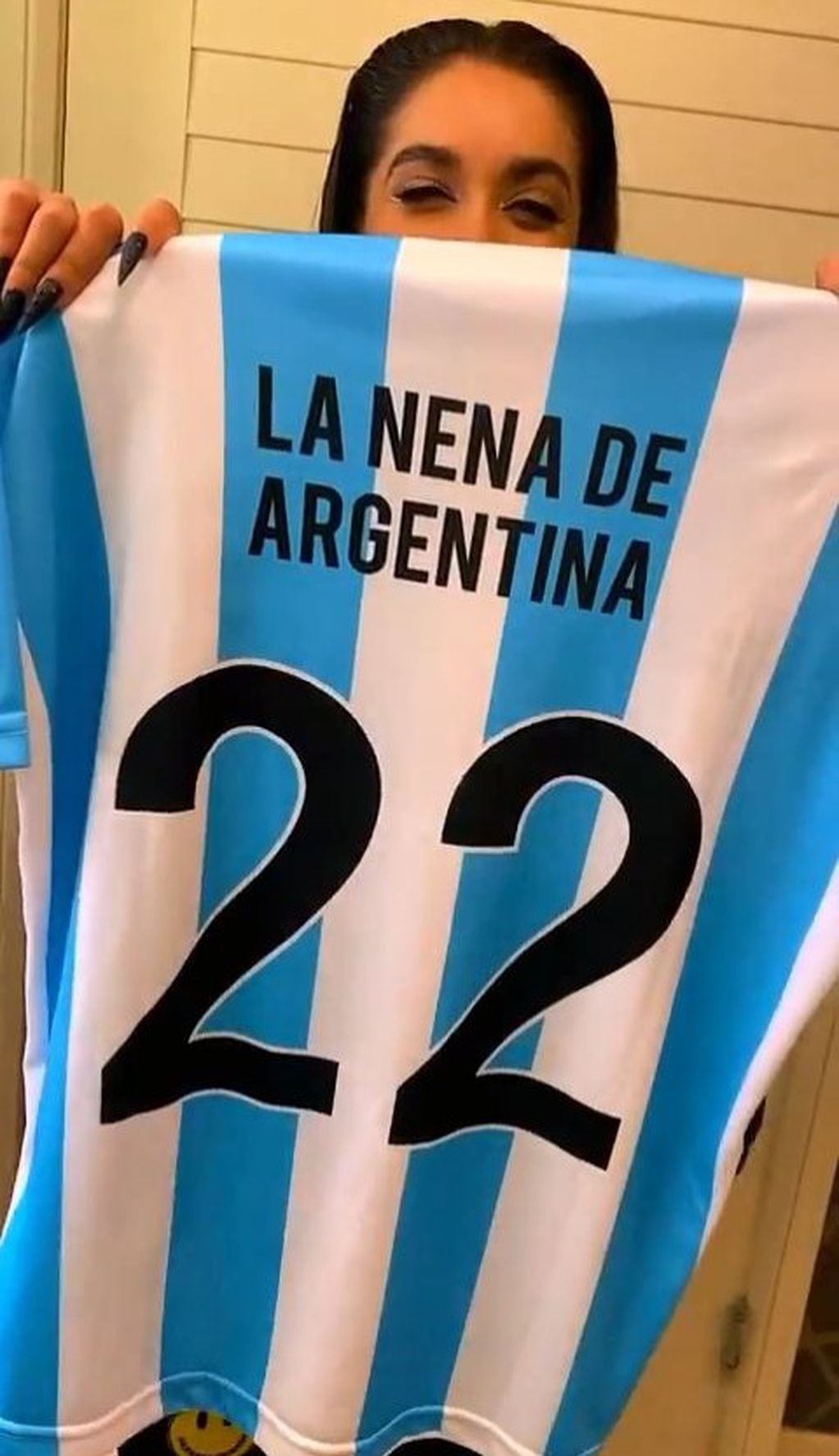 María Becerra con la camiseta de Argentina