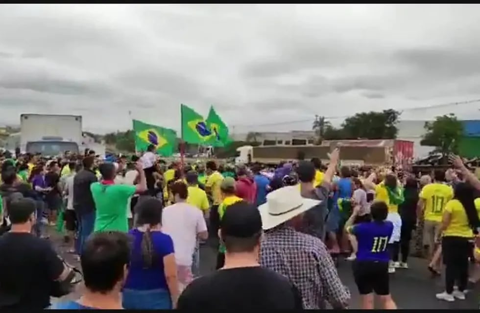 Dramático momento en Brasil: un auto atropelló a seguidores de Jair Bolsonaro.