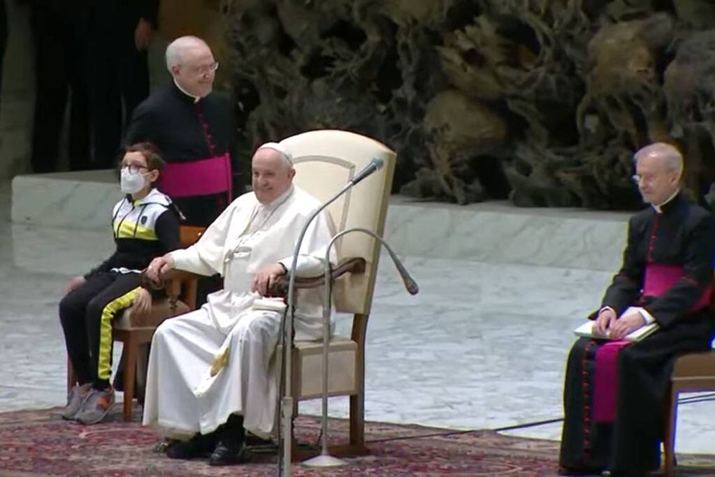 El momento en el que el niño se sentó en la silla que estaba a la derecha del Papa. (captura YouTube).