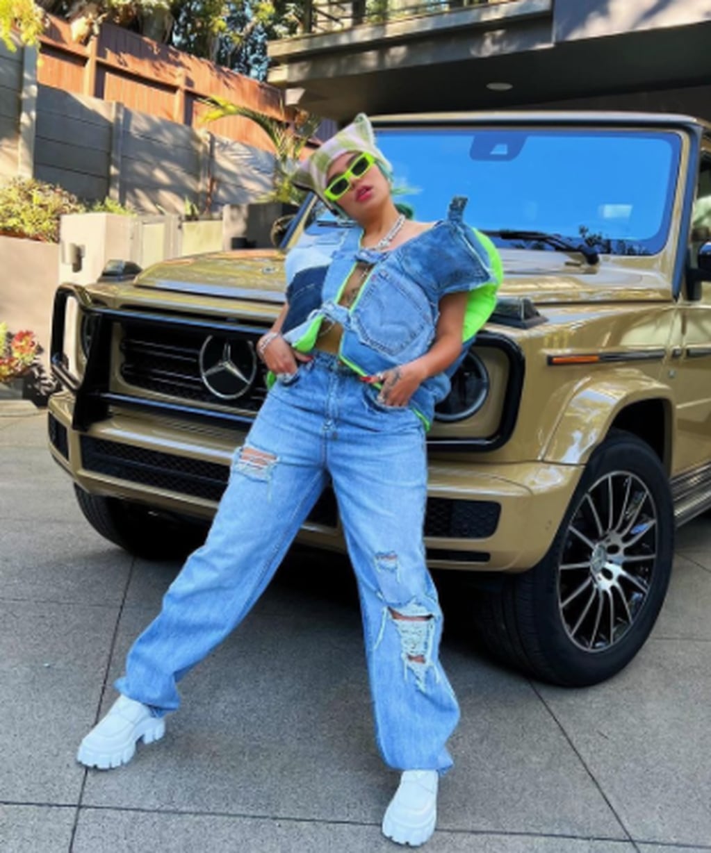 Karol G conquistó en Instagram con un outfit hecho de jean.