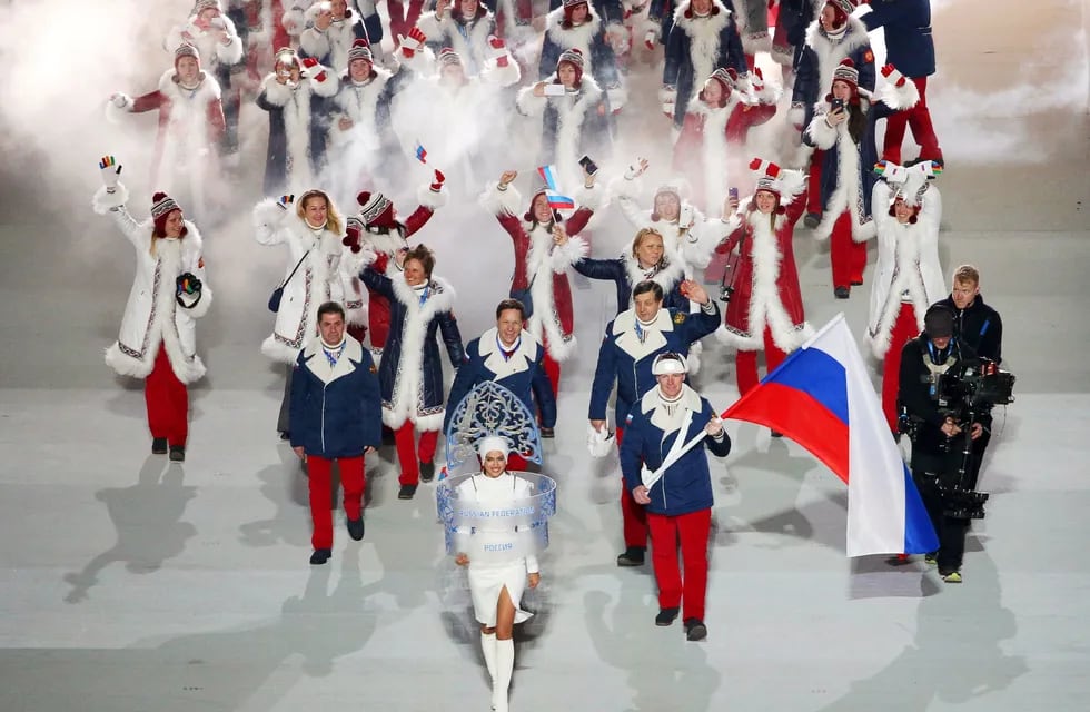 La delegación de Rusia, encabezada por Alexander Zubkov, en la ceremonia de apertura de los Juegos Olímpicos de Sochi en 2014.