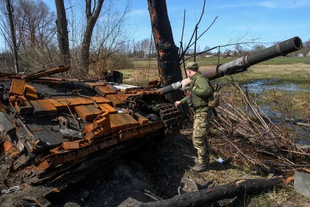 Los restos de un tanque destruido durante la invasión rusa, en el pueblo de Termakhivka