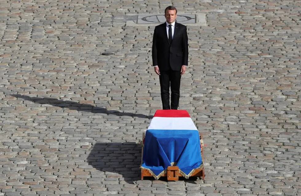 El presidente Emmanuel Macron rinde homenaje al expresidente Jacques Chirac tras su fallecimiento a las 86 años. Foto: AP/Thibault Camus.