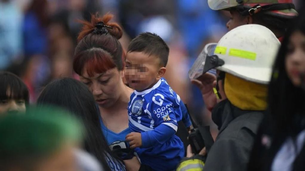 Incidentes en el Malvinas. Evacuación de menores, del sector afectado por los gases lacrimógenos (popular sur).